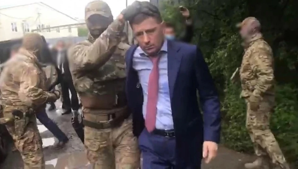 Чиновника допрашивали шесть часов