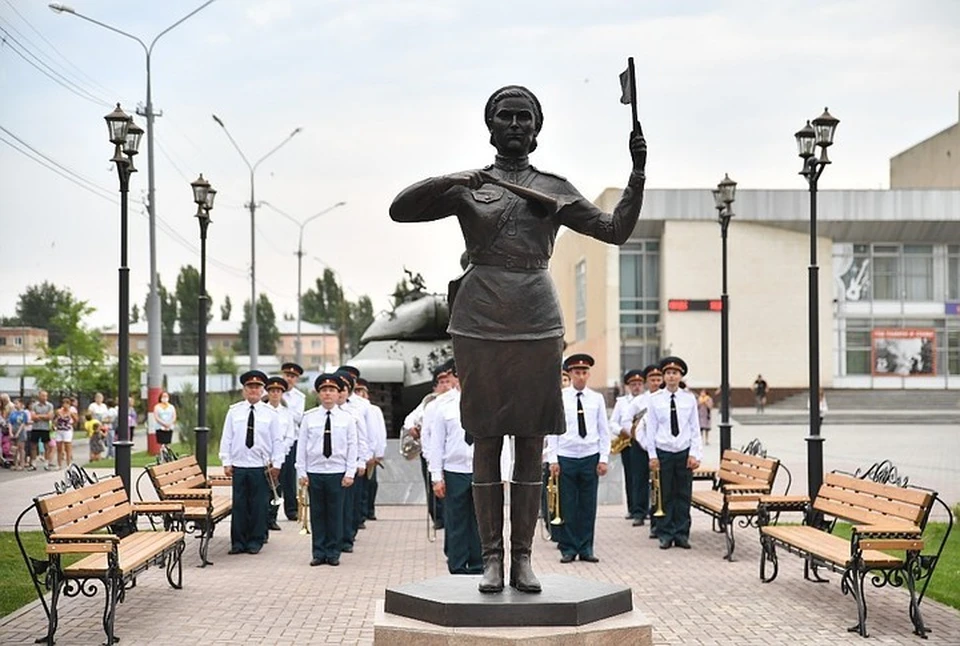 В Марксе появился памятник военным регулировщицам. Фото пресс-службы губернатора
