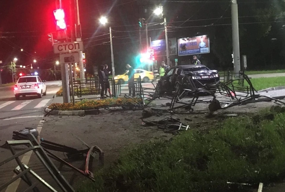 Водитель иномарки попал в страшное ДТП на перекрестке в Смоленске. Фото: паблик «drive2_smolensk» соцсети ВКонтакте.