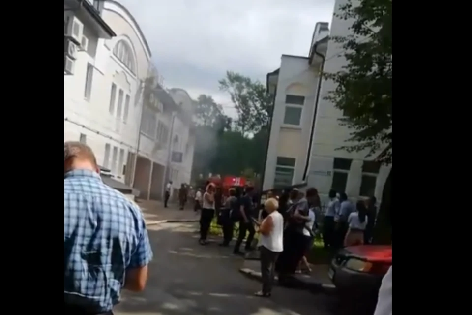 Из здания вывели 25 человек. ФОТО: группа "Подслушано в Ярославле" ВКонтакте