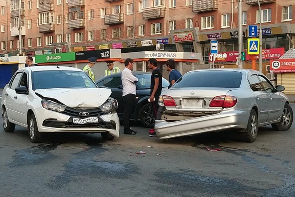 На проспекте Ленина в Кемерове столкнулись три автомобиля