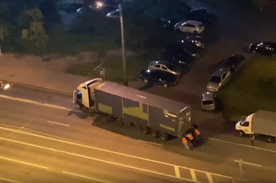 Автомобилисты оттолкали огромную фуру, которая сломалась на дороге в Санкт-Петербурге