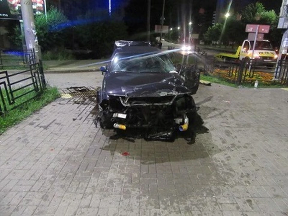 Стала известна причина ДТП с иномаркой, смявшей ограждения в Смоленске. Фото: УГИБДД УМВД РФ по Смоленской области.