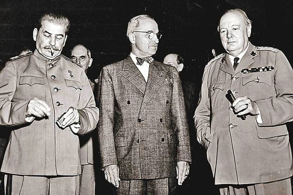 Трумэн (в центре) и Черчилль (справа) собирались в Потсдаме ошарашить Сталина новостью о ядерной бомбе. Но, как видим на фото, генсек остался невозмутимым. Фото: Bettmann Archive/gettyimages.com