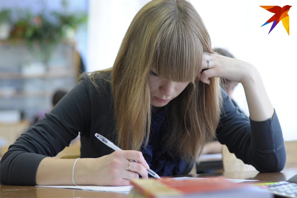 Школьное образование эссе. Девушка на экзамене в Ижевске. Ученики пишут ЕГЭ.
