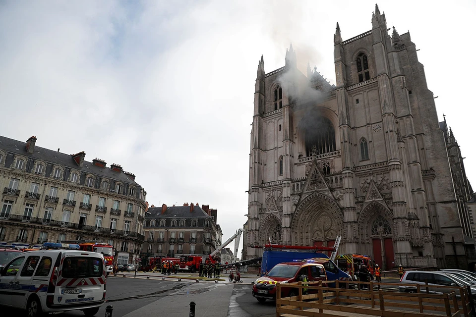 В городе Нант на западе Франции полыхает пожар в соборе Святых Петра и Павла.