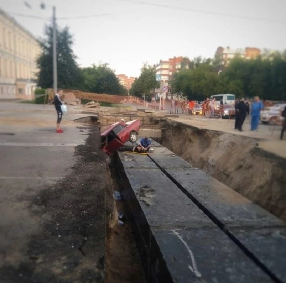 ВАЗ въехал в траншею, раскопанную коммунальщиками, водитель и две пассажирки доставлены в больницу. Фото пресс-службы УМВД России по Томской области.