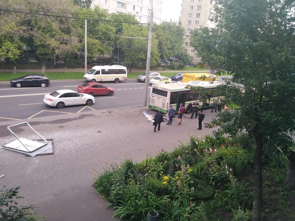 В Москве автобус снес остановку общественного транспорта