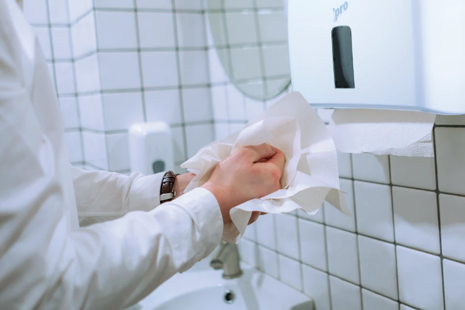 Специалисты ВОЗ советуют тщательно вытирать руки бумажными полотенцами. Фото предоставлено пресс-службой Сяського ЦБК.