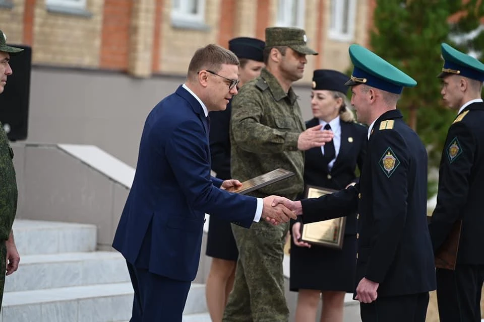 Алексей Текслер вручил дипломы офицерам-пограничникам. Фото: "Южноуральская панорама".