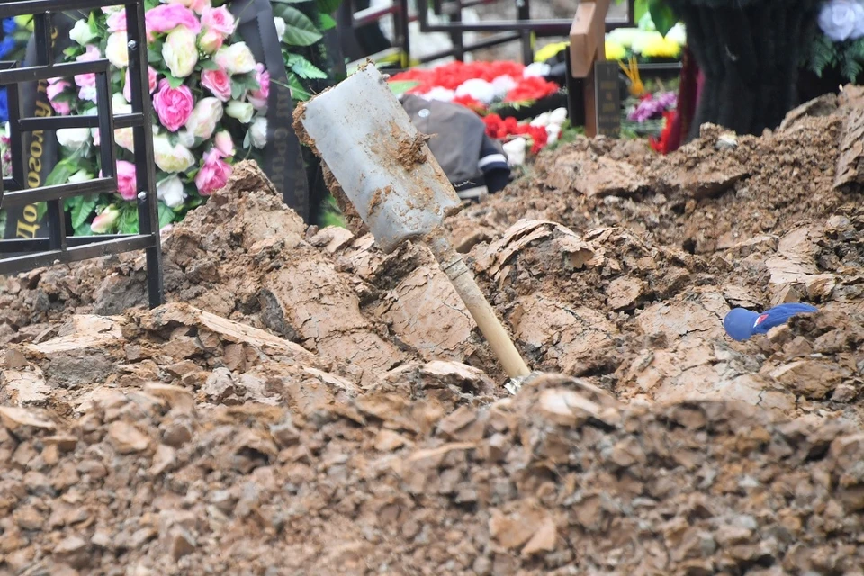 Участники должны будут выкопать могилу по определенным параметрам - чтобы туда с первого раза вошел гроб.