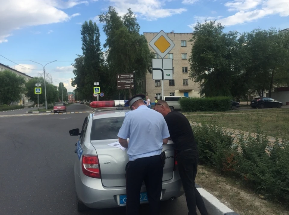 Водителю придется раскошелиться и за то, что "забыл" зарегистрировать иномарку, и за слишком быструю езду.