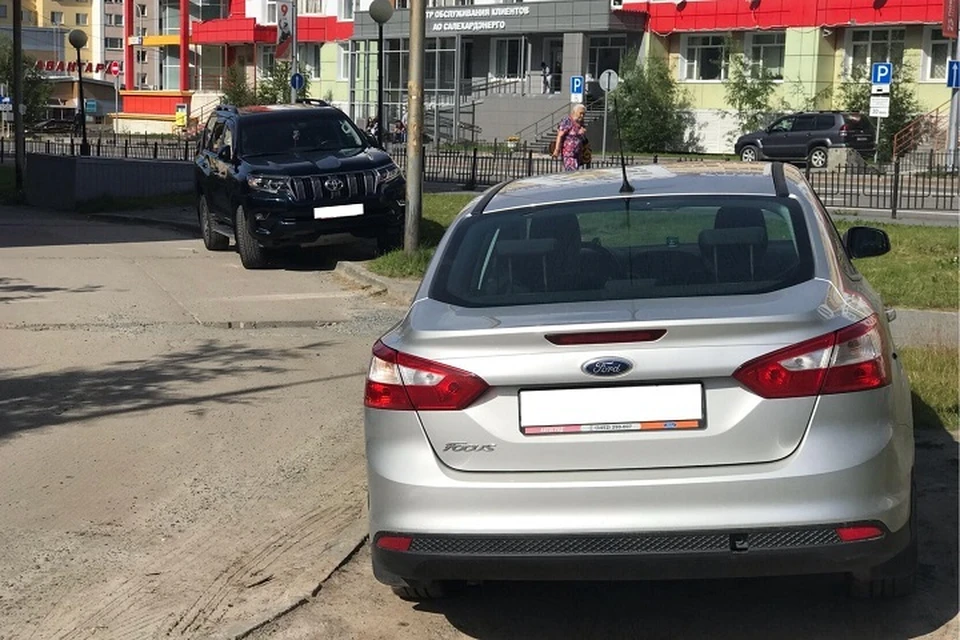 В Салехарде все лето будут штрафовать за парковку на газонах Фото: salekhard.org