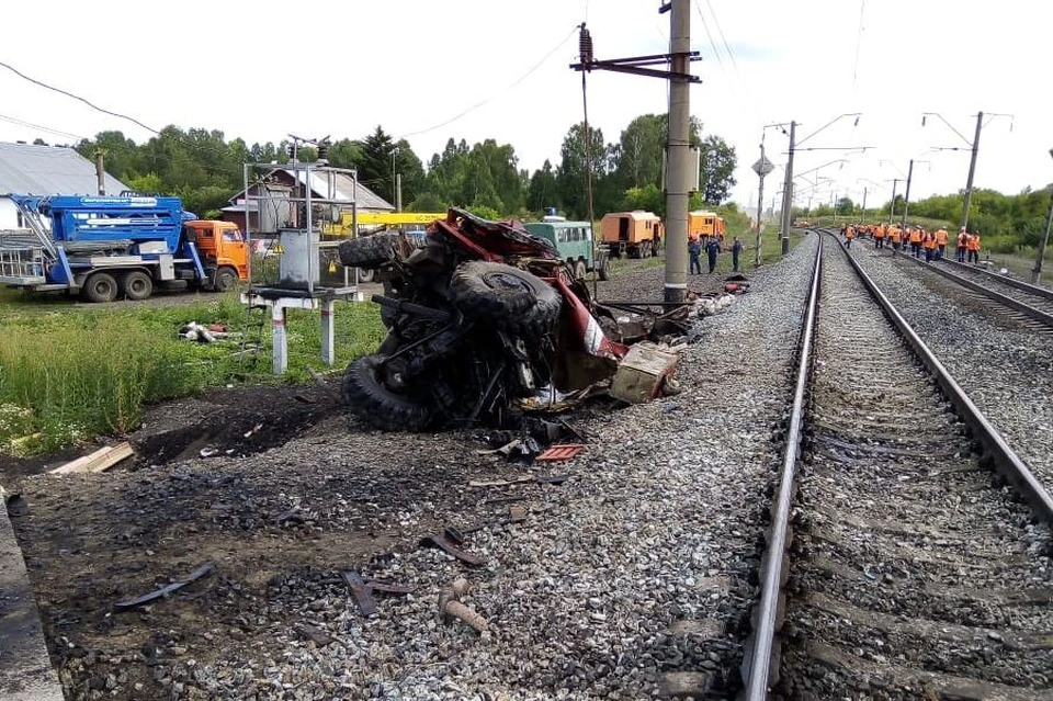 Пожарная машина столкнулась с поездом в Алтайском крае, один человек погиб.