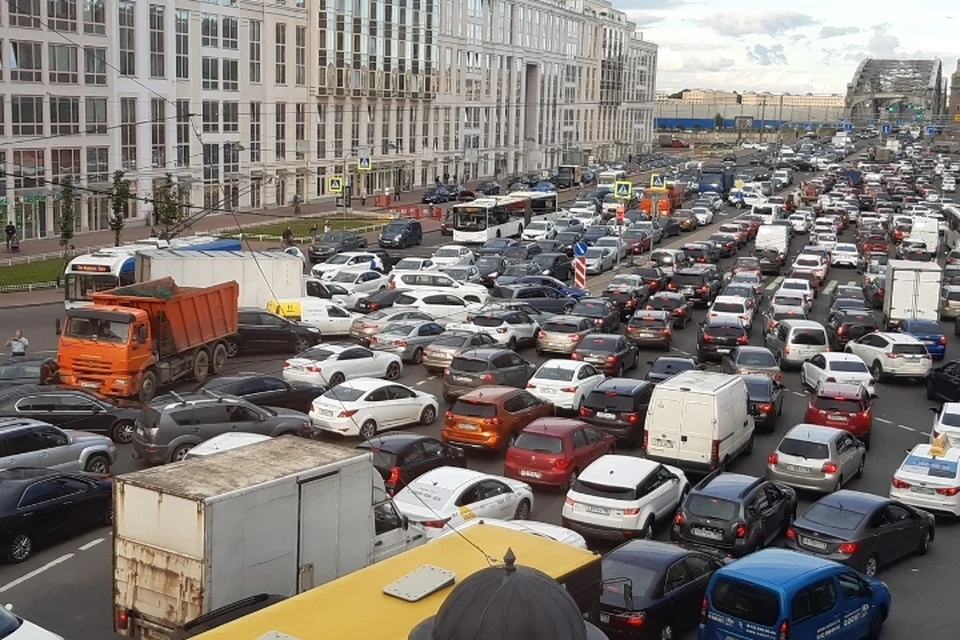 Район Большеохтиснкого моста сковали жуткие пробки из-за репетиции парада ко Дню ВМФ. Фото: vk.com/spb_today