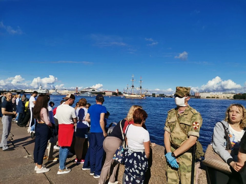 Люди оккупировали центр города уже за полтора часа до начала парада.