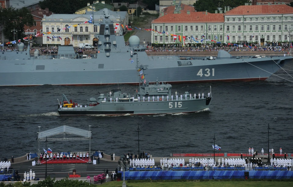 По Неве пройдут боевые катера со знаменами прославленных соединений ВМФ