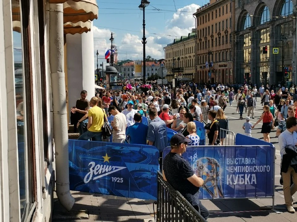 Кубки России и РПЛ выставлены на Невском, 20. Такое событие, конечно, не могло не привлечь поклонников футбола