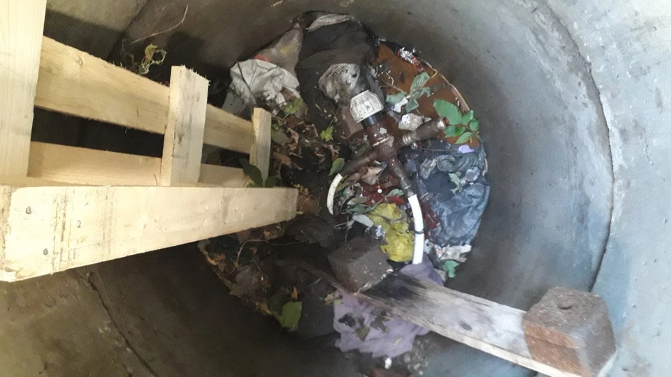 В мусоре нашли незаконную врезку в водопровод