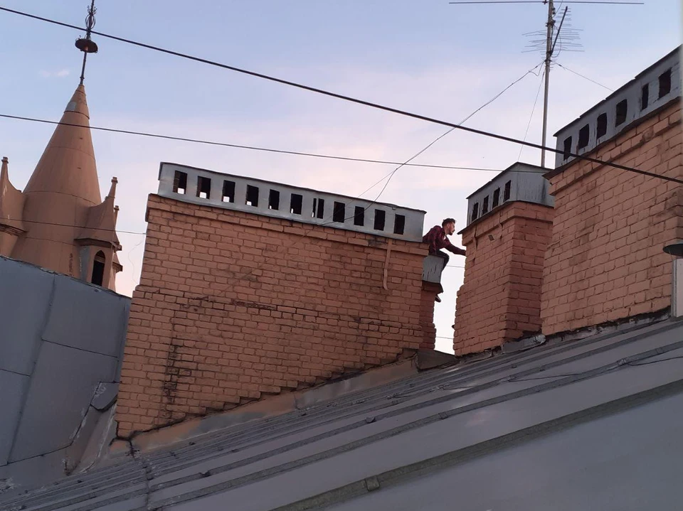 Несмотря на скользкое и крутое покрытие, петербуржцы все равно лезут на крыши в поисках острых ощущений