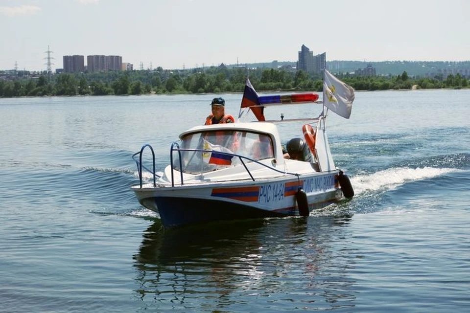 Спасатели вытащили из воды ребенка, которого унесло течением реи. Фото: МЧС по Новосибирской области