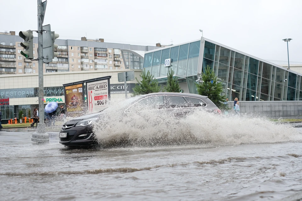 Аварийные службы приготовились к ливню в Санкт-Петербурге