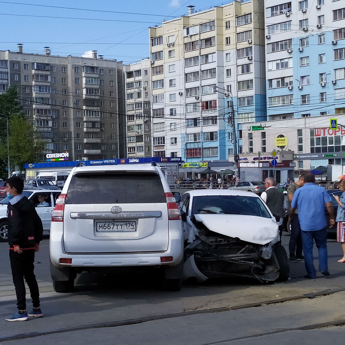 Выскочили из машины и обнялись»: в Челябинске произошло массовое ДТП с  премиальным авто - KP.RU