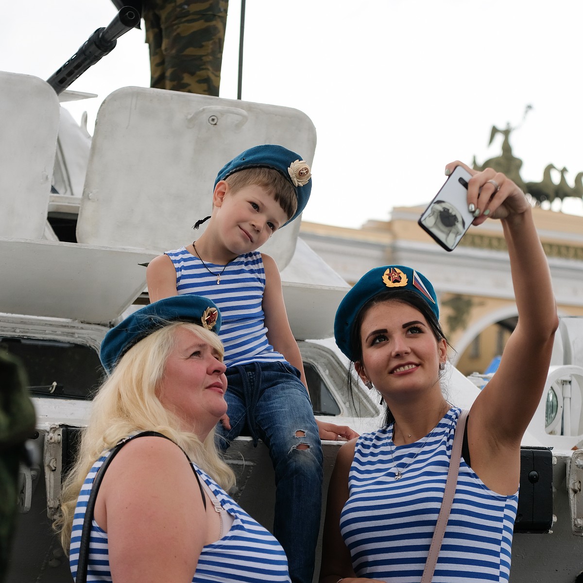 Вдв когда отмечают праздник. 2 Августа праздник день воздушно-десантных войск. С днем ВДВ. С днем десантника. Десант ВДВ.