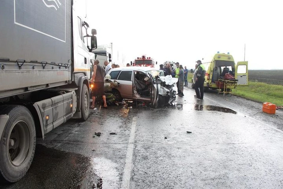 Пассажир машины, столкнувшейся с фургоном, умер в машине врачей. Фото: ОГИБДД