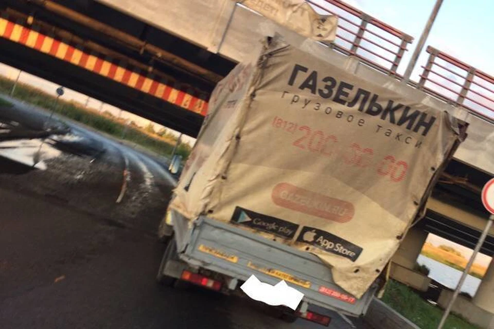 184 Газель застряла под Мостом глупости в Петербурге