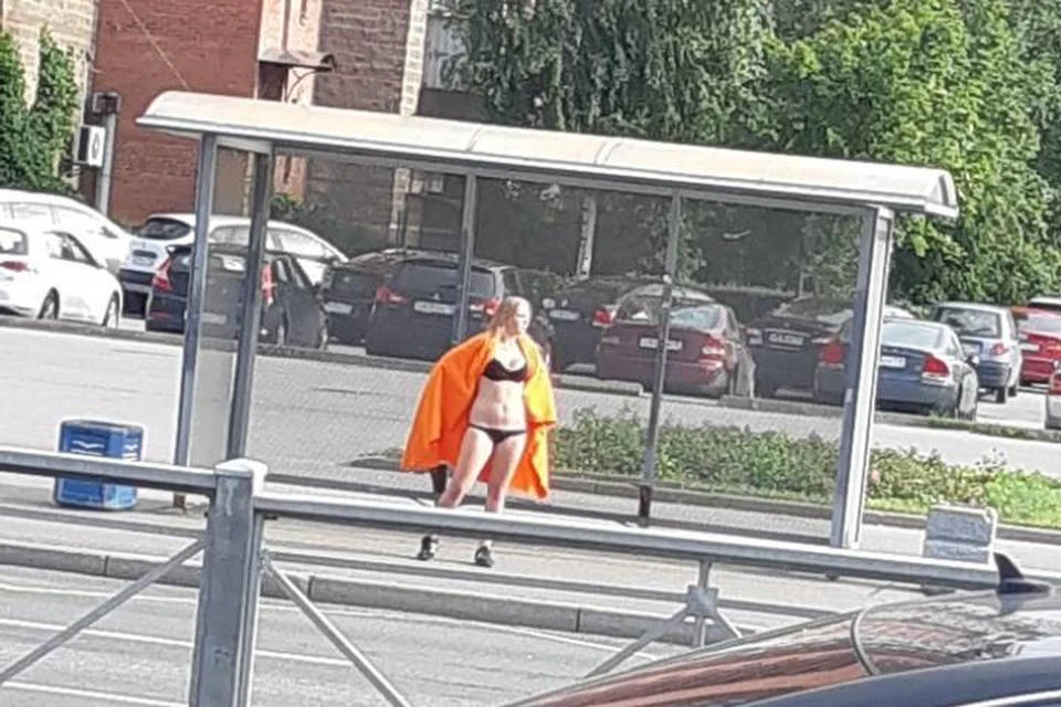 Обнаженную девушку в нижнем белье и полотенце заметили в Петербурге