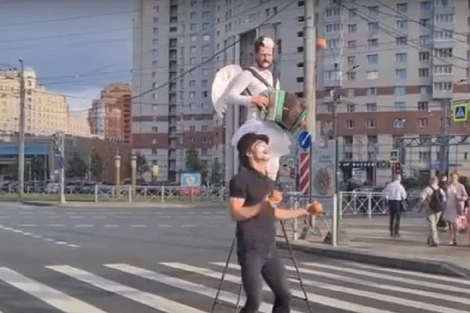 Уличные музыкант и артист порадовали жителей Приморского района Петербурга