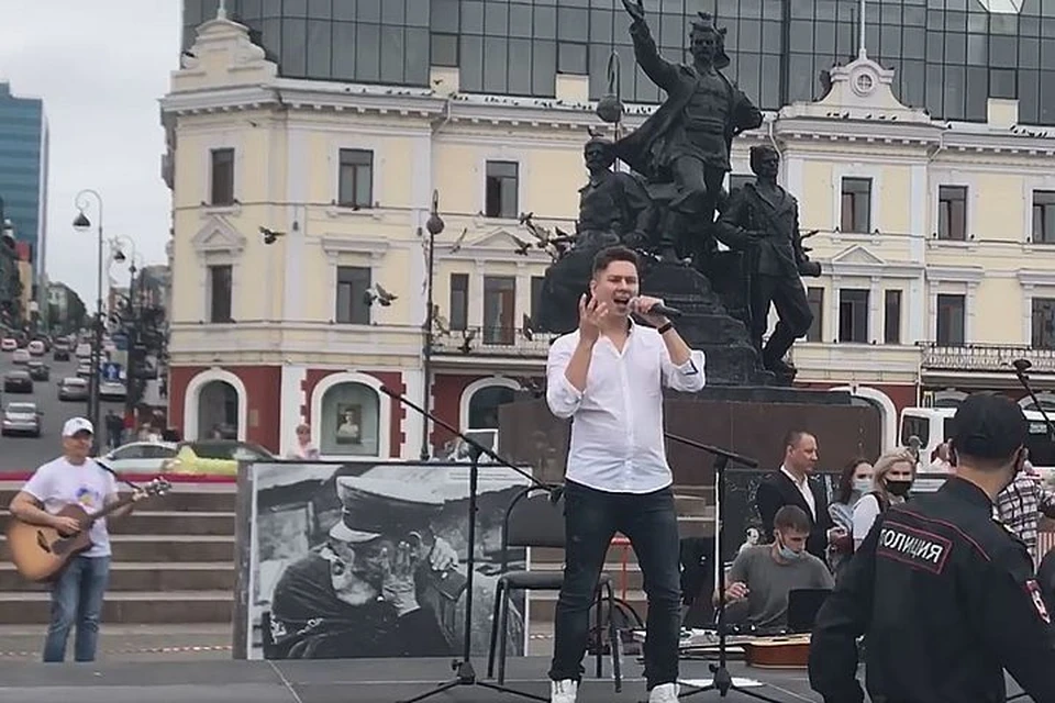 Певец мужественно закончил выступление. Фото: принтскрин с личной странички исполнителя facebook.com/dkkalugin