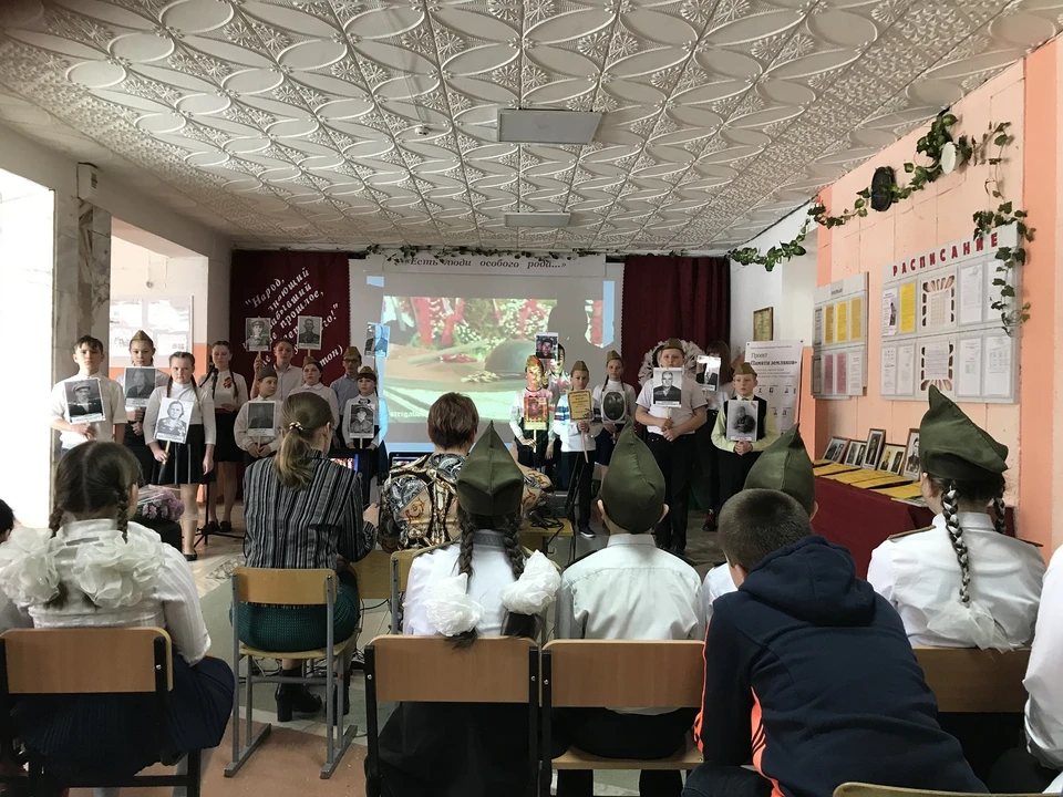 Учащиеся на встрече в Новорождественской средней школе имени В.И. Овчинникова.