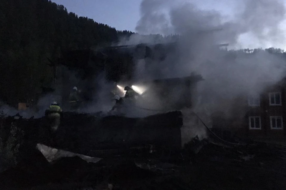Ночной пожар застал 25 туристов врасплох. Фото: пресс-службы ГУ МЧС по Алтайскому краю
