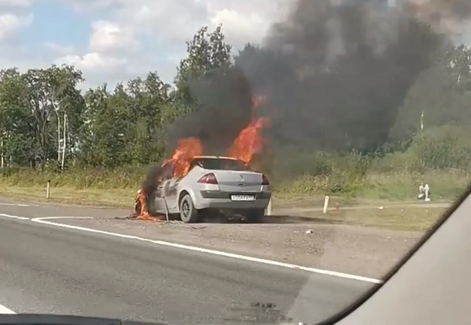 Рено горит на Московском шоссе Фото: ДТП и ЧП Петербурга