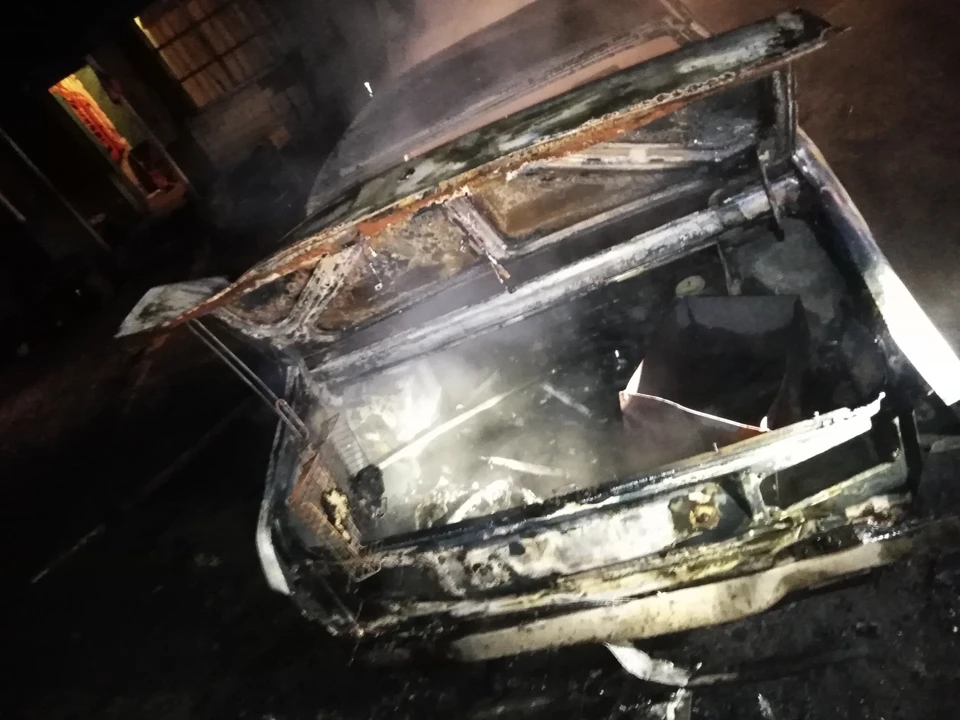 Огонь уничтожил авто
