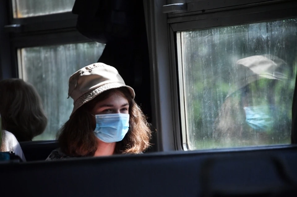 Теперь ношение масок стало обязательным не только при поездке в общественном транспорте, но и на остановке.