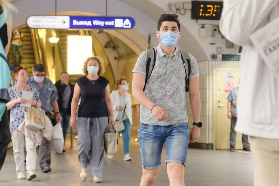 В Санкт-Петербурге в метро начали штрафовать пассажиров без масок.