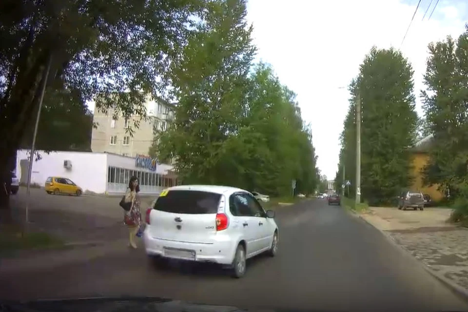 Водитель совершает обгон по встречной полосе в зоне пешеходного перехода. Фото: стоп-кадр с видео.