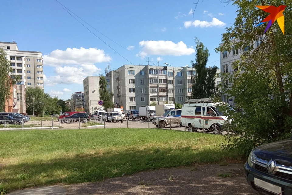 Полиция, МЧС и Росгвардия дежурят у одного из зданий на Озёрной.