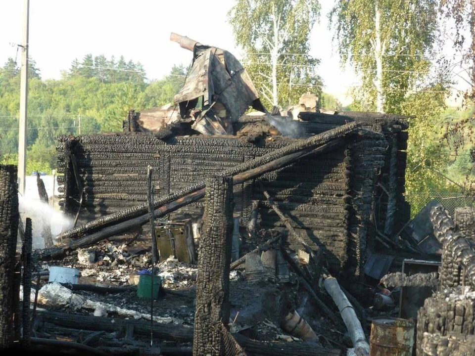 Огонь полыхал на площади в 90 квадратных метров.