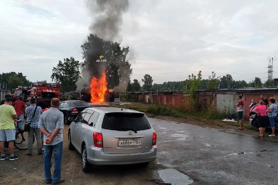 Около шести часов вечера загорелся гараж в Калининском районе. Фото: "АСТ-54"