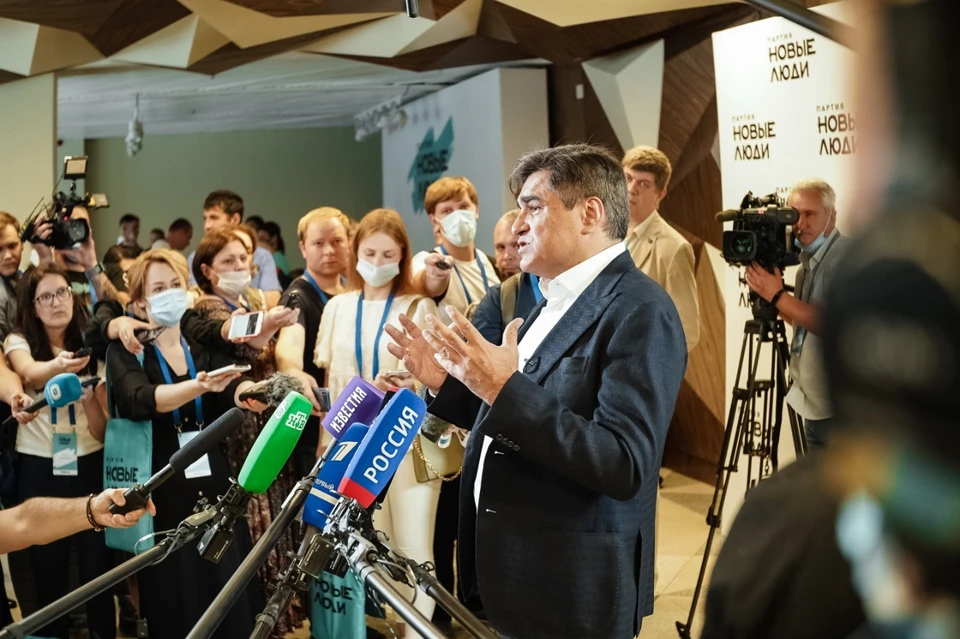 Алексей Нечаев на съезде партии рассказывает журналистам о целям и задачах нового объединения. Фото: Пресс-служба "Новые люди".