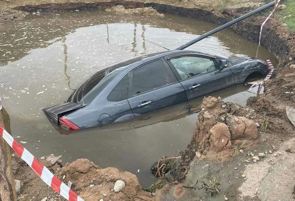 В Баяндае пьяный водитель иномарки едва не утопил автомобиль в яме