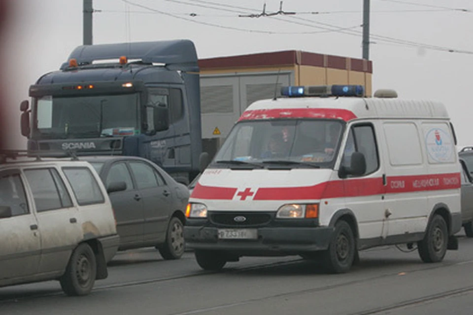 В больницу увезли двоих дальнобойщиков.