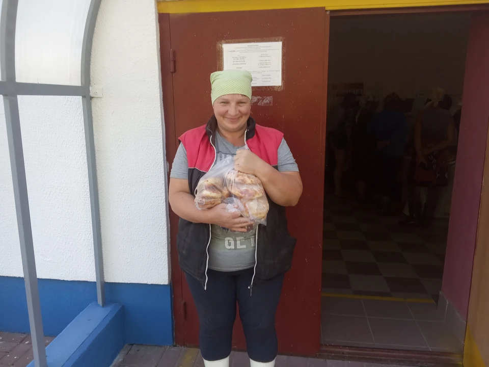 Наташа из деревни Полудетки Витебского района пришла на избирательный участок за булочками- их можно купить без денег, в счет зарплаты. А проголосовала она заранее.