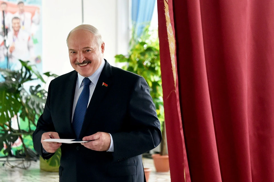 Александр Лукашенко лидирует на выборах президента Белоруссии с 79,7% голосов. Об этом сообщили госагенства Белоруссии со ссылкой на официальный экзит-пол.