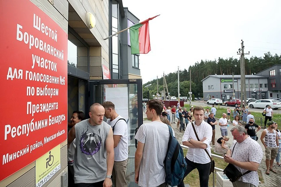 Гигантскими очередями сопровождались выборы президента Белоруссии в августе 2020 года. Фото: Наталия Федосенко/ТАСС