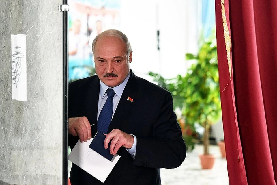 Лукашенко проголосовал на избирательном участке в окружении белорусских журналистов
